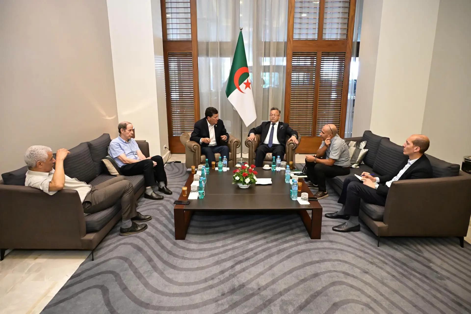 Baddari se reúne con el coordinador del Alto Consejo de la Comunidad Científica Nacional en el Extranjero