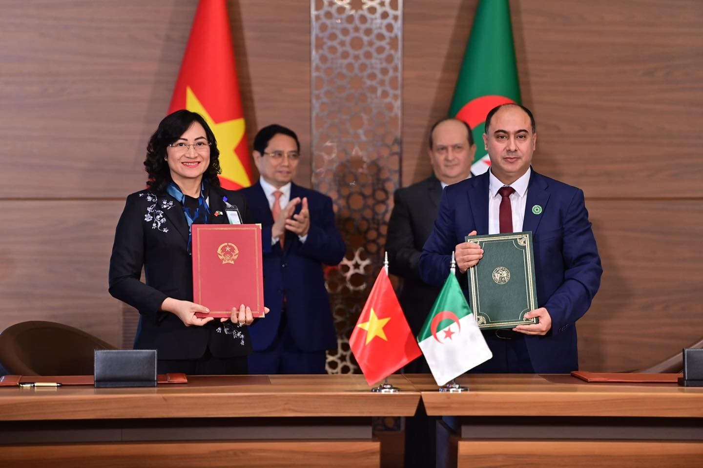 Firma de memorandos de entendimiento entre Argelia y Vietnam