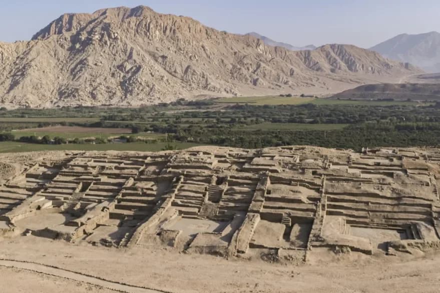 Una ciudadela de 3.800 años de la civilización Caral, una de las más antiguas del mundo, situada en el norte de Perú, abrió el sábado sus puertas al público después de ocho años de estudios y trabajos de restauración.