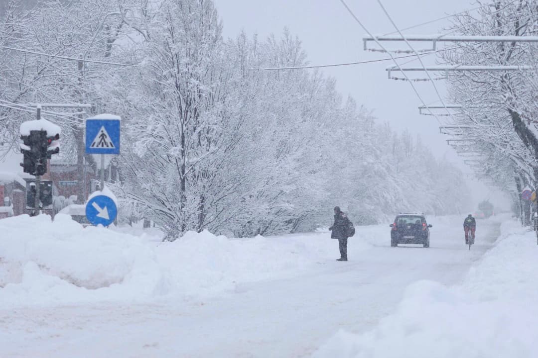 Rumanía: escuelas cerradas y transporte paralizado por la nieve