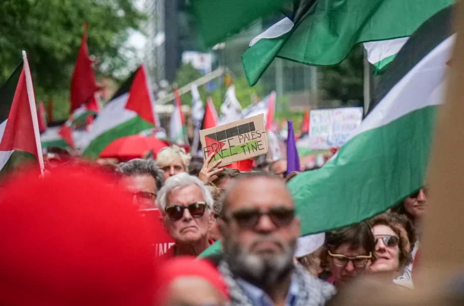 Cientos de personas solidarias con la causa palestina manifestaron el martes frente a la sede del Consejo de la Unión Europea en Bruselas, Bélgica, para exigir la suspensión inmediata del acuerdo de asociación UE-entidad sionista y el cese total de las entregas de armas al ocupante.