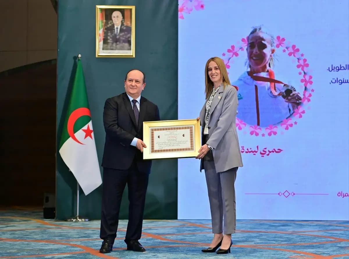 PM preside la ceremonia de distinción de mujeres eminentes