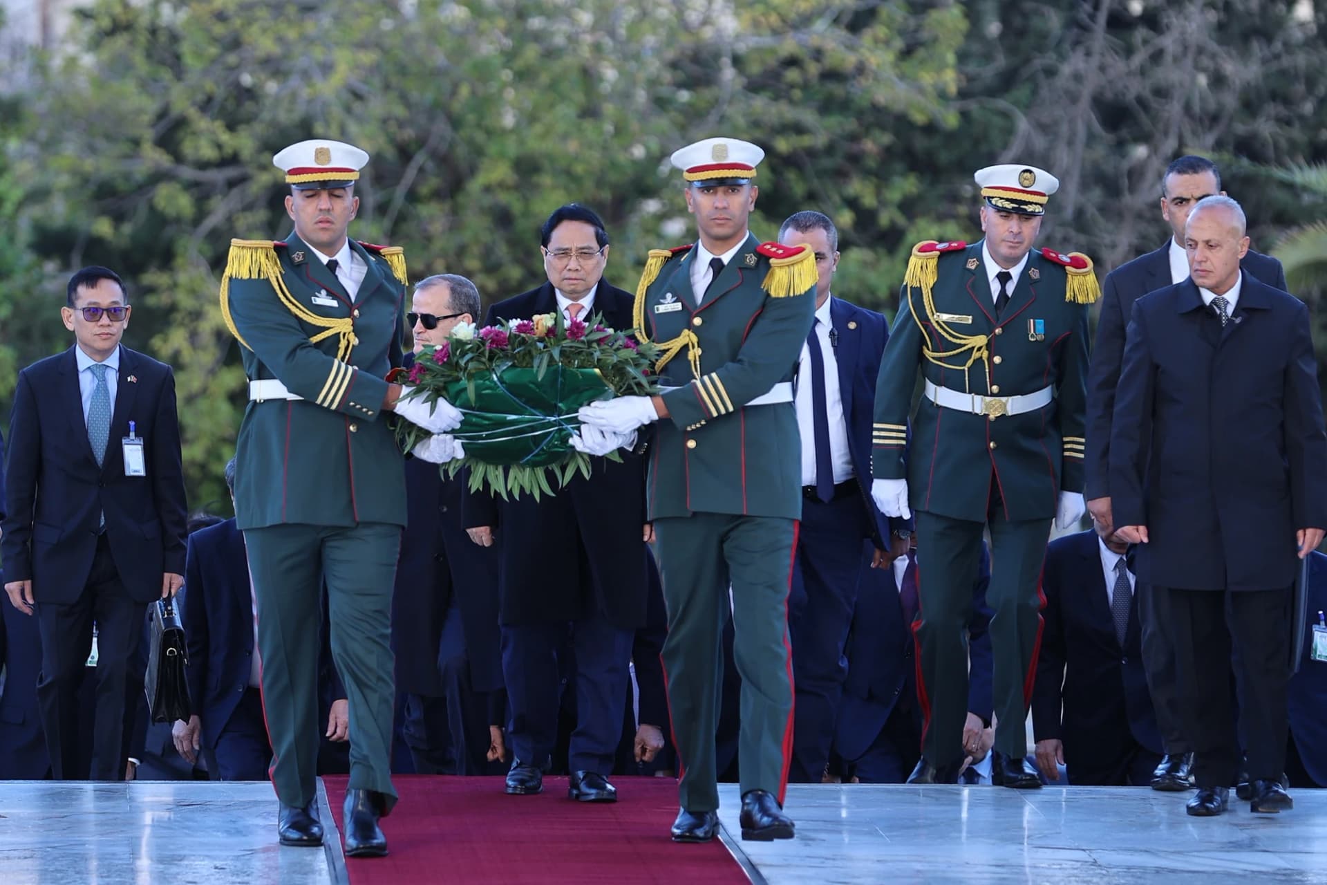 Primer ministro vietnamita rinde homenaje a los mártires de la Guerra de Liberación Nacional