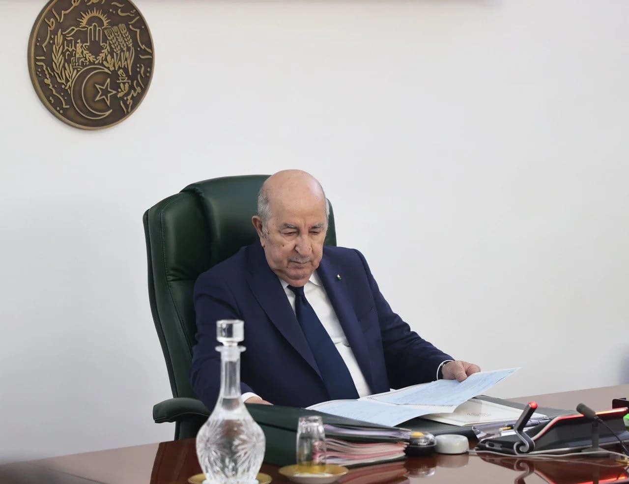 ARGEL- El presidente de la República, jefe supremo de las Fuerzas armadas y ministro de Defensa nacional, Abdelmadjid Tebboune, presidió el lunes una reunión del Consejo de ministros dedicada al examen de varios proyectos, según un comunicado de la Presidencia de la República.