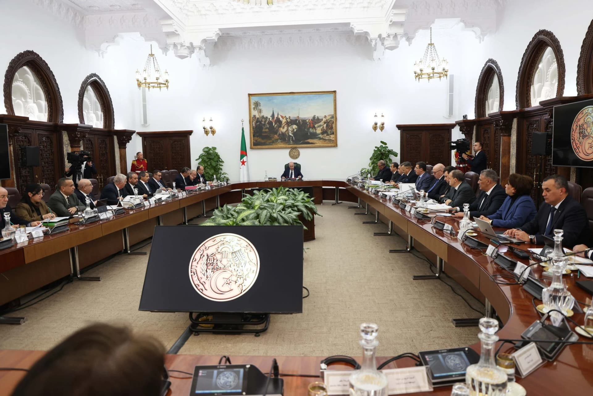 ARGEL - El presidente de la República, jefe supremo de las Fuerzas Armadas y ministro de Defensa Nacional, Abdelmadjid Tebboune, preside el domingo una reunión del Consejo de Ministros, dedicada a presentaciones relativas al sector de minas y al transporte ferroviario, además de las medidas adoptadas para el abastecimiento del mercado durante el mes de Ramadán, según indicó un comunicado de la Presidencia de la República.