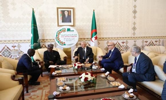 El presidente del Consejo de la Nación recibió al expresidente de Nigeria y presidente del Consejo Consultivo de la Feria Comercial Intraafricana (IATF), Olusegun Obasanjo.