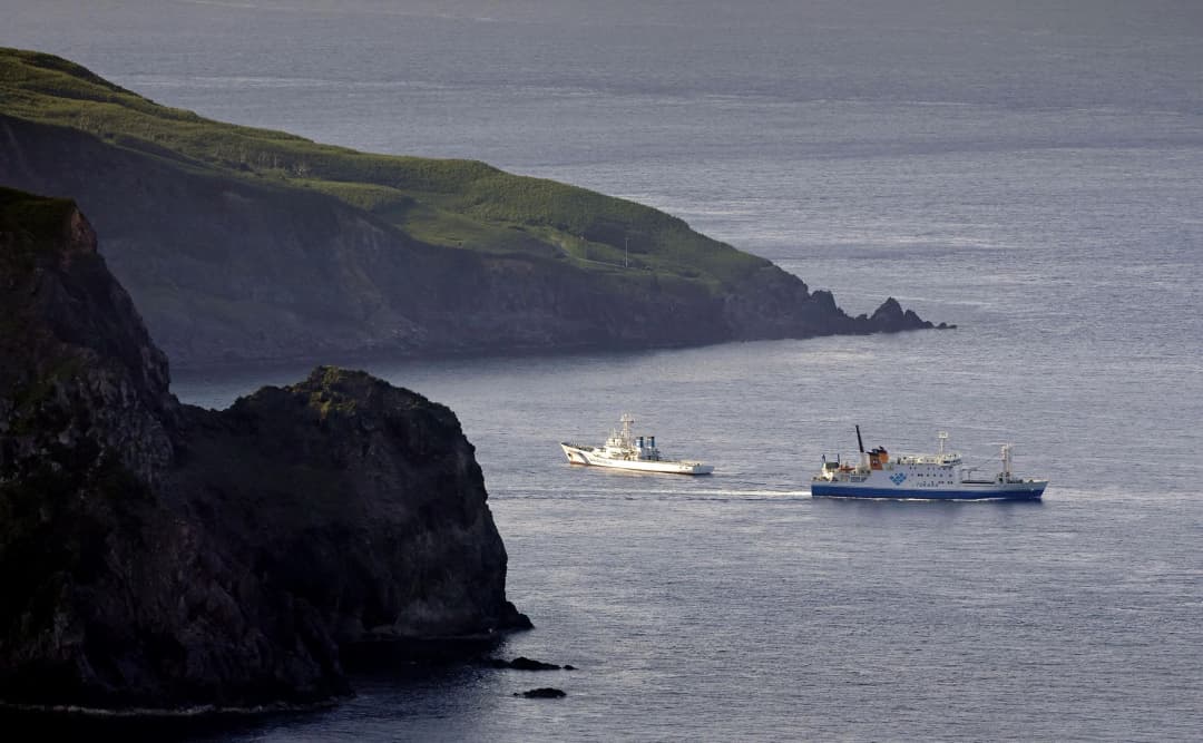 Decenas de residentes han evacuado islas remotas del sur de Japón que han sido sacudidas por casi 1.600 movimientos sísmicos en las últimas semanas.