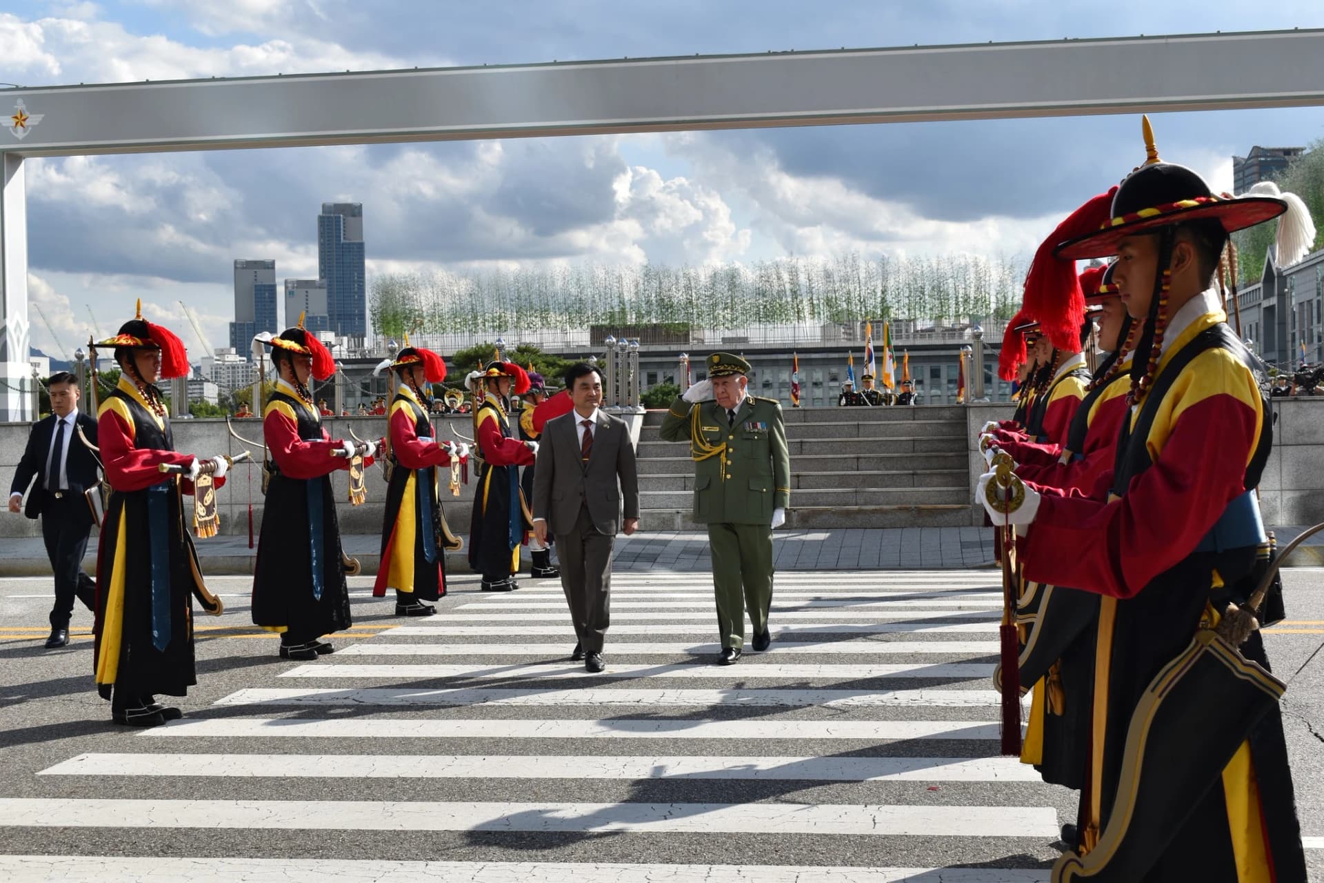 Chanegriha recibido por el ministro de Defensa de la República de Corea