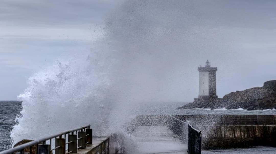 Francia: 161.000 hogares sin electricidad tras el paso de la tormenta Austen