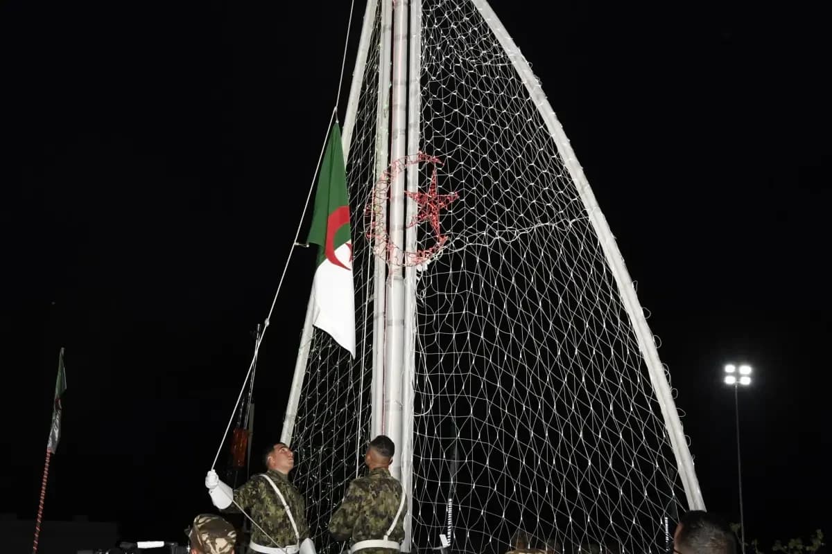 Izado de la bandera nacional en la víspera del 1 de noviembre a medianoche