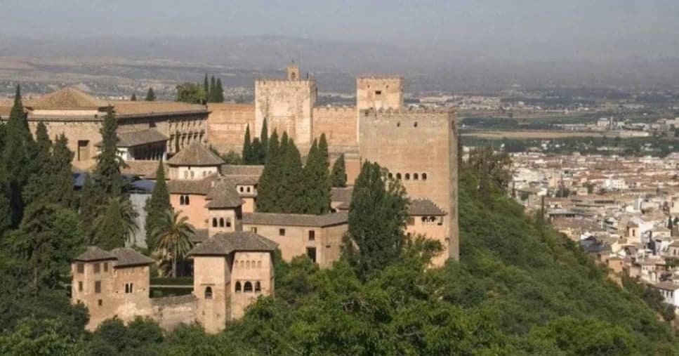 Cierre de la Alhambra de Granada tras un nuevo terremoto en España