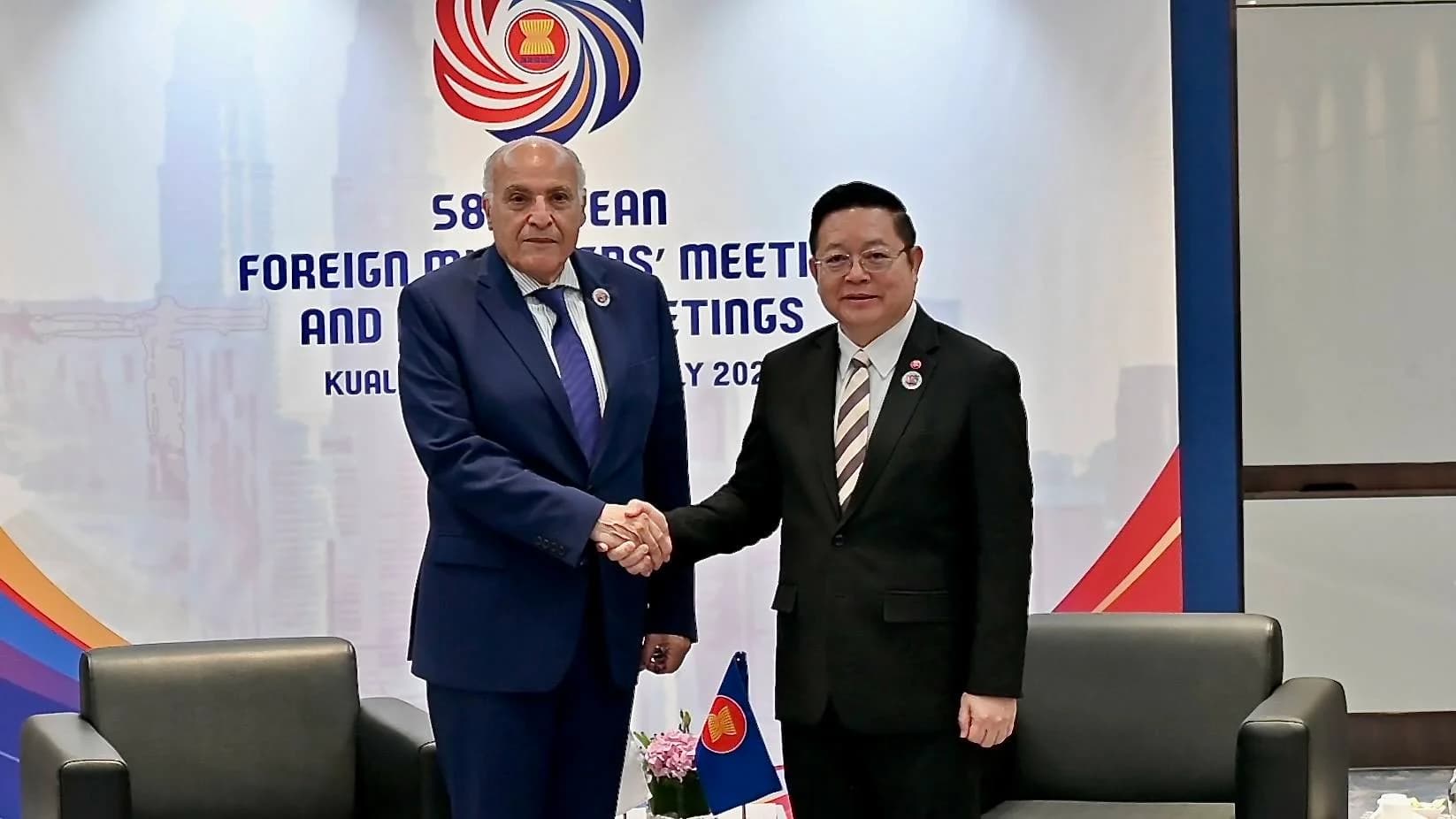 Attaf mantiene en Kuala Lumpur conversaciones bilaterales con el secretario general de la Asociación de Naciones del Sudeste Asiático (ASEAN), Kao Kim Hourn, en vísperas de su participación en la ceremonia de firma del documento de adhesión de Argelia al Tratado de Amistad y Cooperación en el Sudeste Asiático