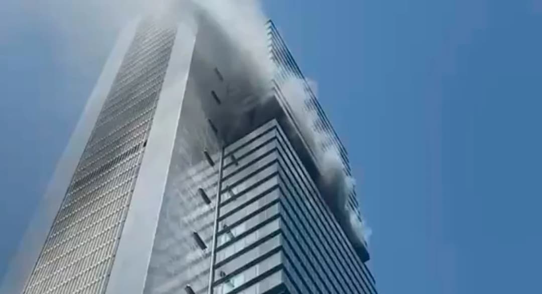 España: incendio en la Torre Moeve de Madrid