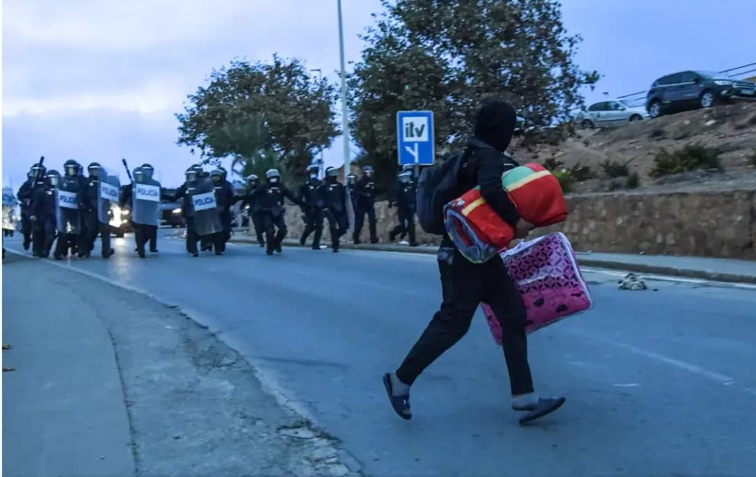 España moviliza a más de 350 policías para evacuar los últimos campamentos de migrantes marroquíes en Ceuta