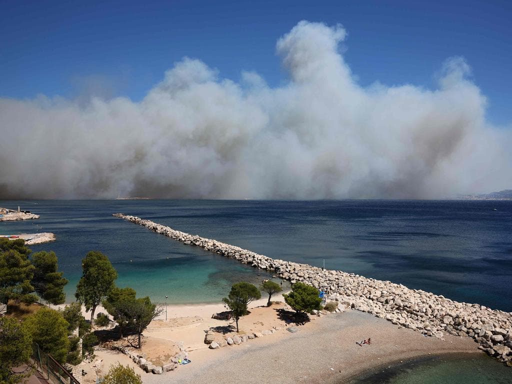 Un incendio en el sur de Francia alcanzó este martes Marsella, la segunda ciudad más grande del país, lo que llevó a las autoridades a ordenar el confinamiento de parte de la población.