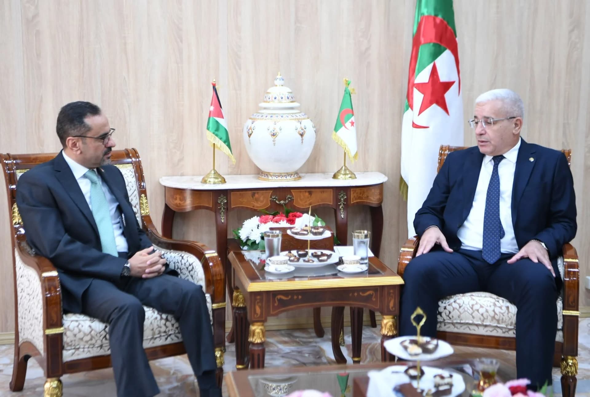 El presidente de la Junta Popular Nacional recibe al embajador de Jordania