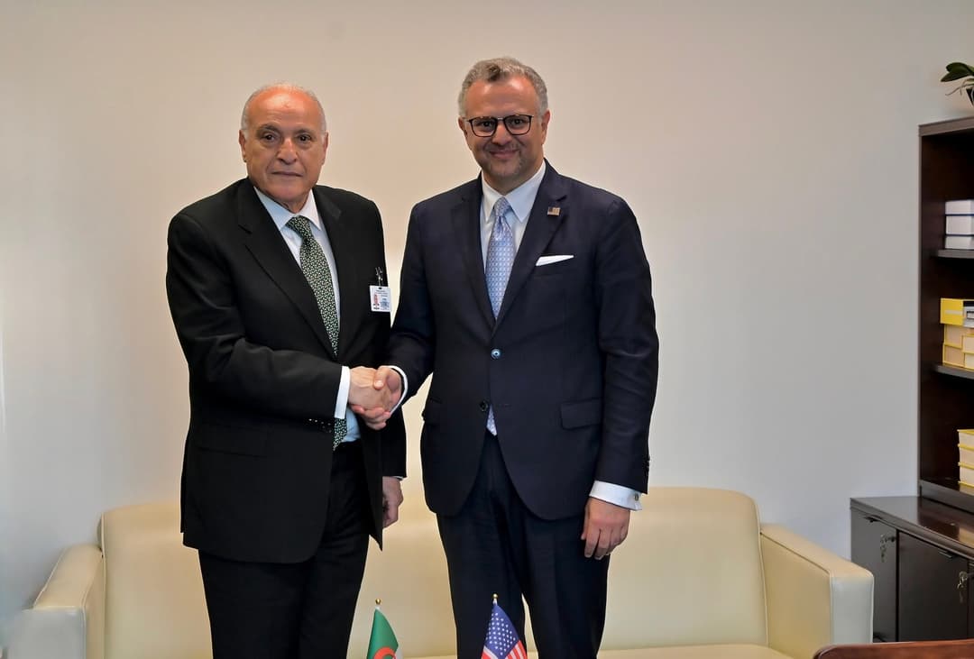 El ministro de Estado, ministro de Asuntos exteriores, Comunidad nacional en el extranjero y Asuntos africanos, Ahmed Attaf, se reunió en Nueva York con el alto asesor del presidente de Estados Unidos para África, Massad Boulos.