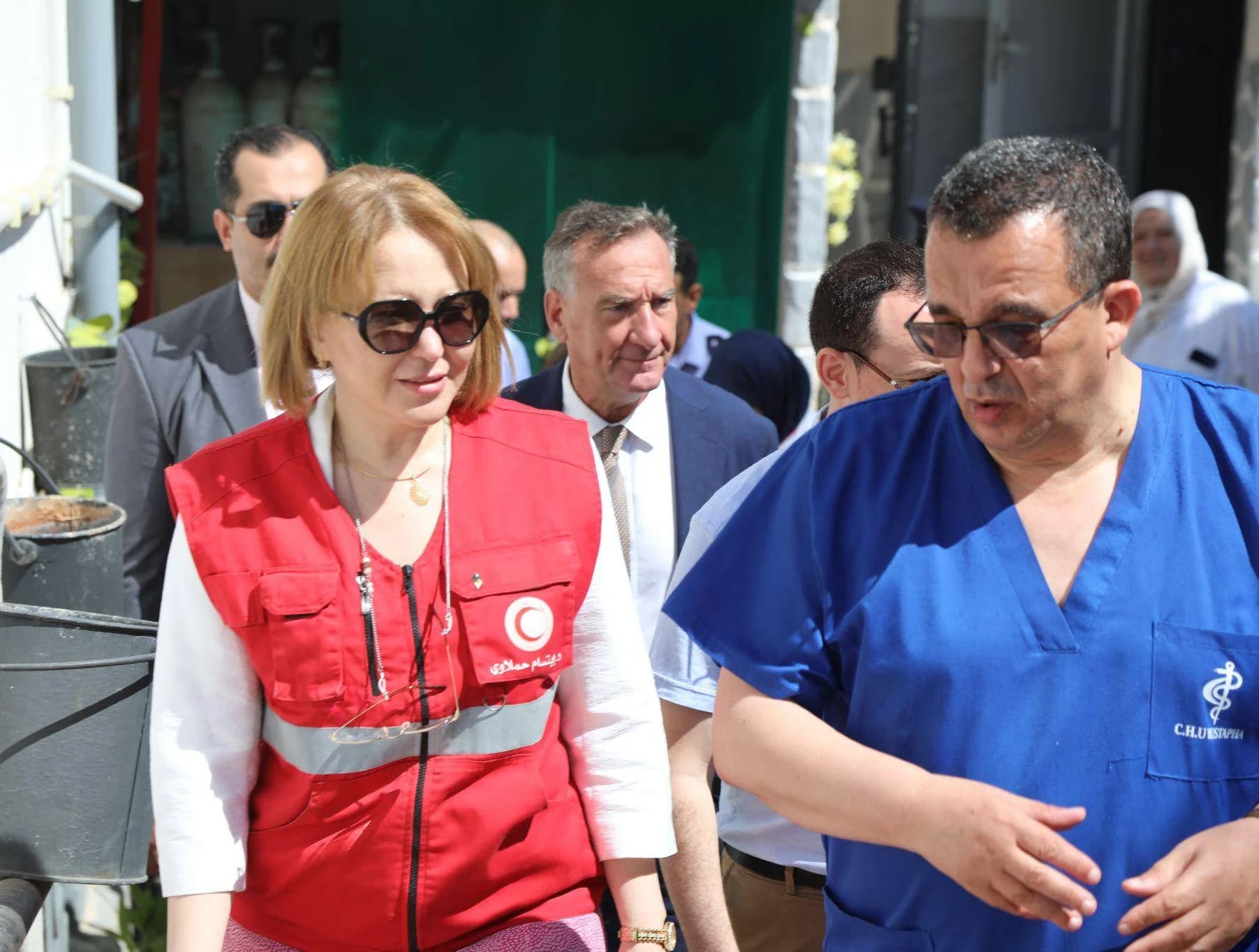 La presidenta de la Media Luna Roja Argelina (CRA), Ibtissem Hamlaoui preside la inauguración de una unidad de hemodiálisis en el servicio de medicina penitenciaria del Centro Hospitalario Universitario (CHU) "Mustapha Pacha" de Argel.