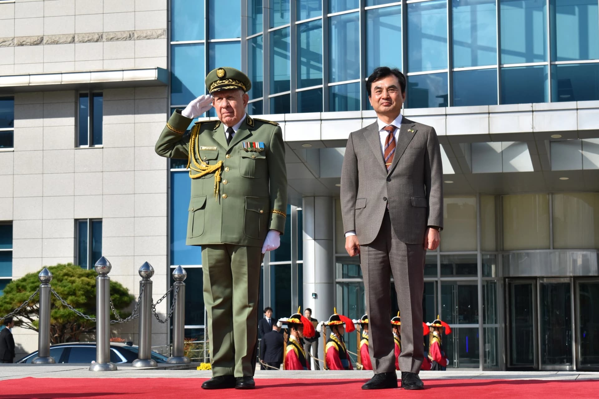 Chanegriha recibido por el ministro de Defensa de la República de Corea