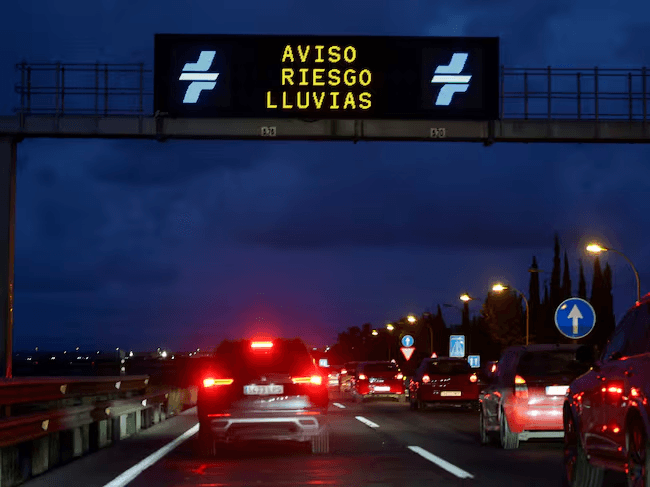 La región española de Valencia y otras zonas del este de España registraron fuertes lluvias en la noche del domingo al lunes, sin daños importantes conocidos por el momento, y permanecen en alerta roja, 11 meses después de las inundaciones mortales de octubre de 2024.