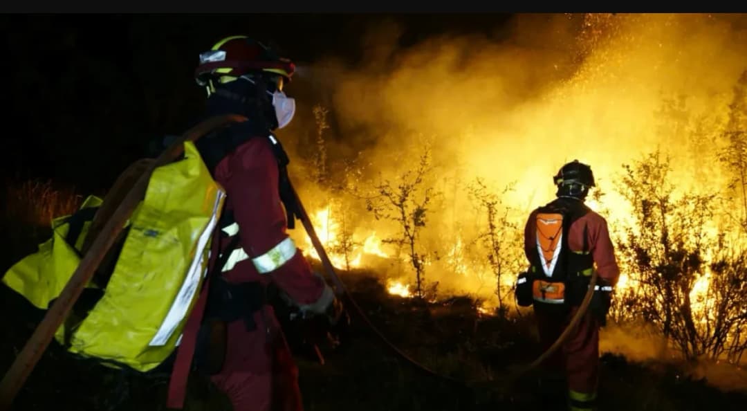 España: el incendio al norte de Madrid arrasa 13.000 hectáreas y obliga a evacuar a cientos de personas