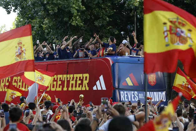 La campeona del mundo, la Roja celebra con una multitud en las calles de Madrid