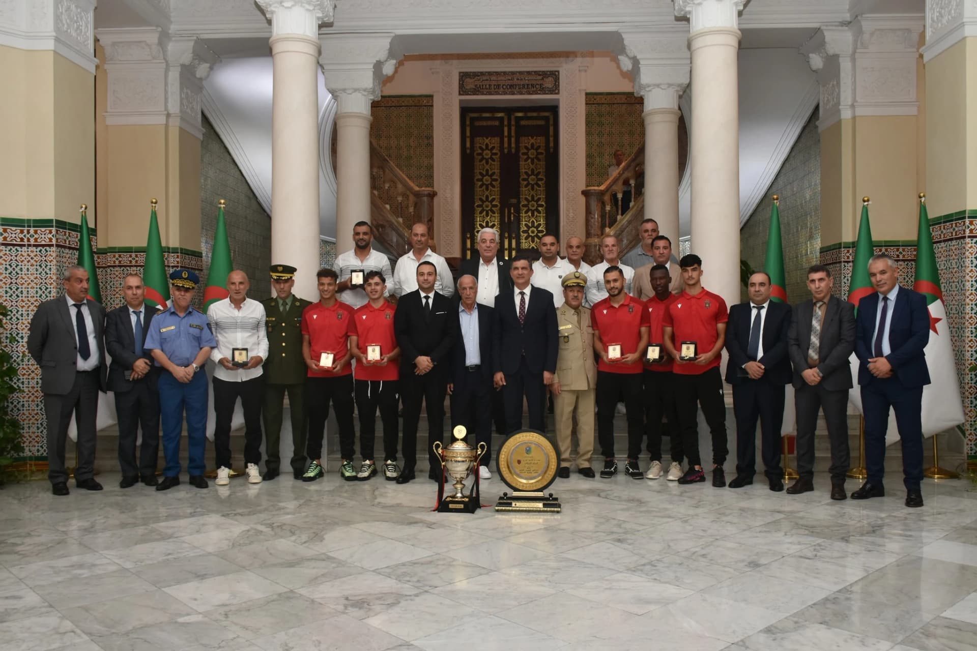 El gobernador de Argel con el club y STAFF de la USMA