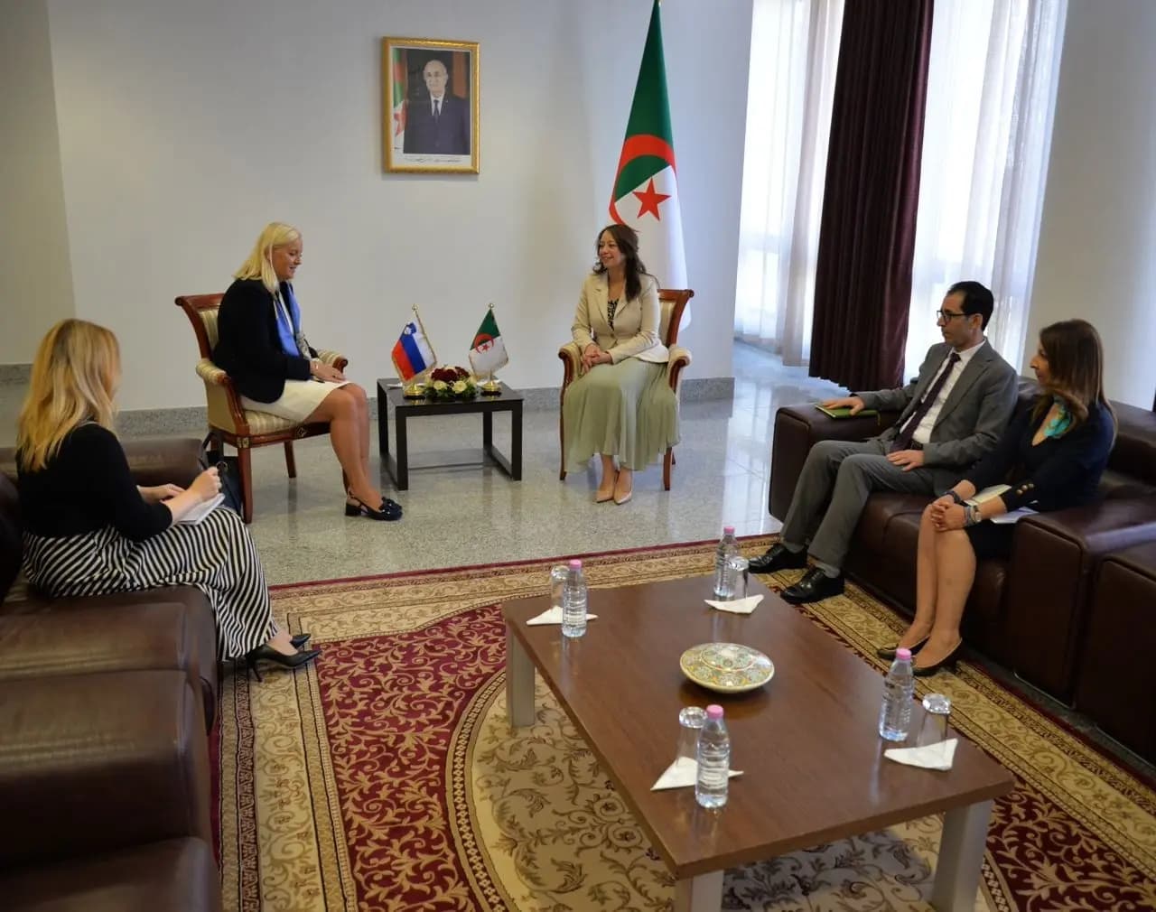 La secretaria de Estado ante el ministro de Asuntos Exteriores, encargada de los Asuntos Africanos, Bakhta Selma Mansouri, recibió el miércoles en la sede del ministerio a la consejera del Primer ministro de Eslovenia, encargada de la cooperación en materia de desarrollo y de la ayuda humanitaria, Mojca Seliskar Tos, en visita de trabajo a Argelia.