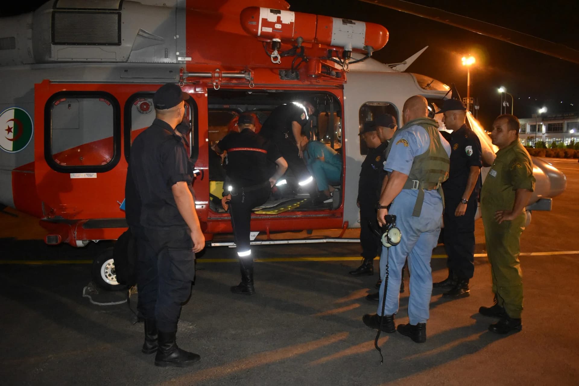 Los Guardacostas, dependientes del Mando de las Fuerzas Navales, llevaron a cabo una evacuación sanitaria de urgencia de un marinero víctima de un accidente a bordo de un buque comercial con pabellón portugués, procedente de Turquía y con destino a Argelia.