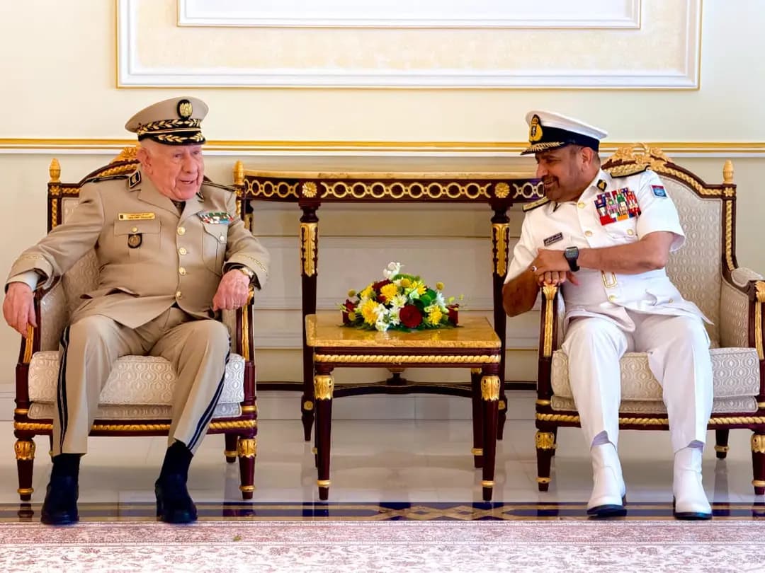 Llegada del General de Ejército a Mascate para una visita oficial