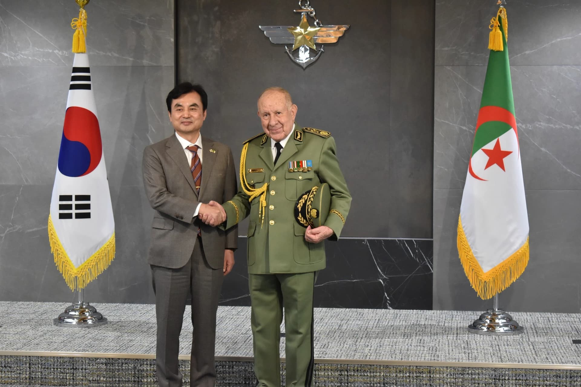 Chanegriha recibido por el ministro de Defensa de la República de Corea