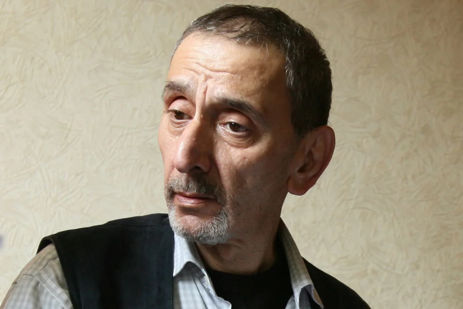 El artista libanés Ziad Rahbani falleció en Beirut a los 69 años, tras una prolífica trayectoria artística que dejó una profunda huella en la música y el teatro libanés y árabe