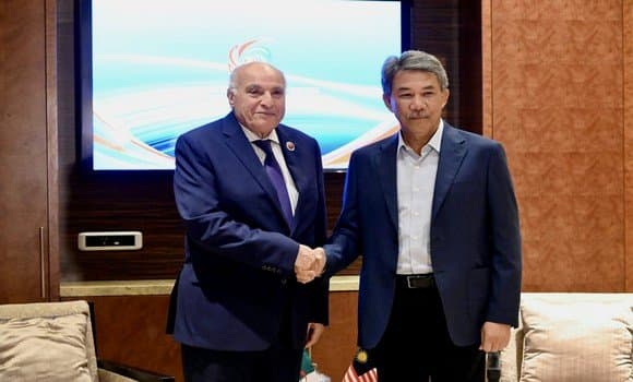 El ministro de Estado, ministro de Asuntos exteriores, Comunidad nacional en el extranjero y Asuntos africanos, Ahmed Attaf mantuvo el martes en Kuala Lumpur una sesión de trabajo con el ministro de Asuntos exteriores de Malasia, Mohamad Hasan.