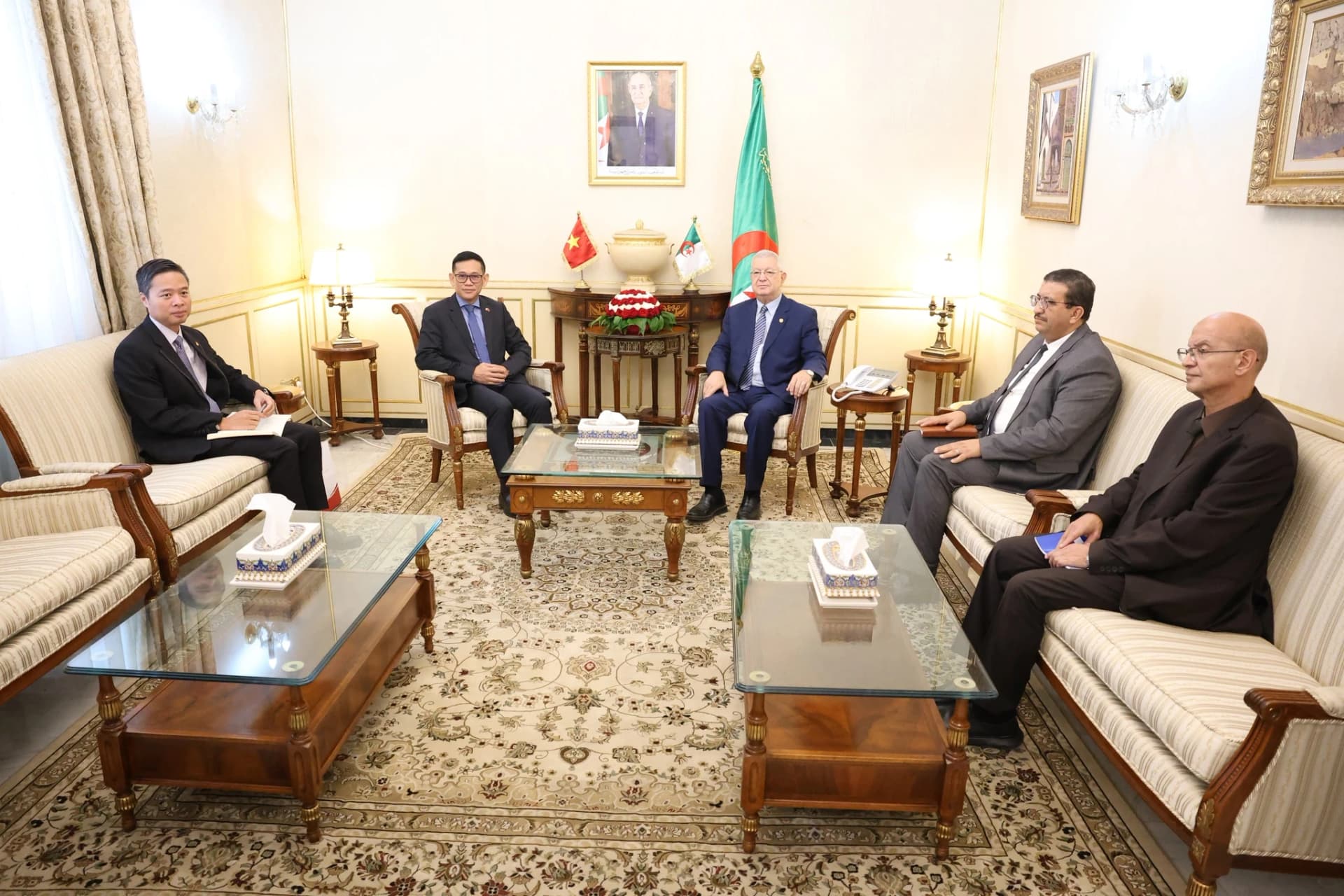 El presidente del Consejo de la Nación, Azouz Nasri, recibió al embajador de la República Socialista de Vietnam en Argelia, Tran Quoc Khanh.