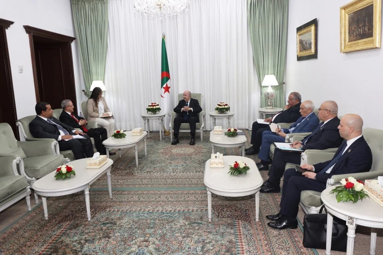 El presidente de la República, Abdelmadjid Tebboune recibe al ministro venezolano del Poder Popular para la Agricultura Productiva y Tierras, Julio César León Heredia, quien le entregó una carta de su homólogo venezolano, el presidente Nicolás Maduro.