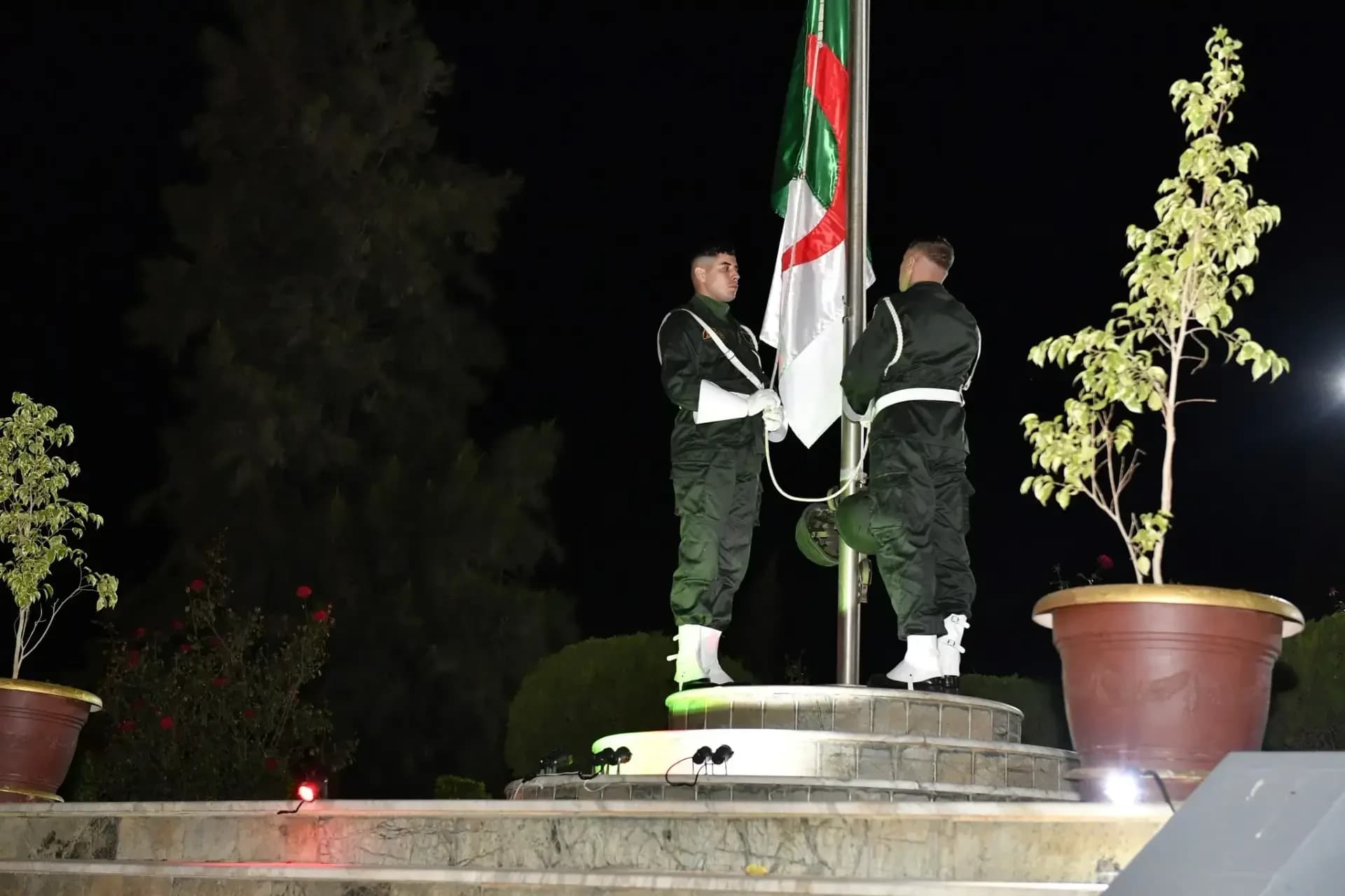 Izado de la bandera nacional en la víspera del 1 de noviembre a medianoche