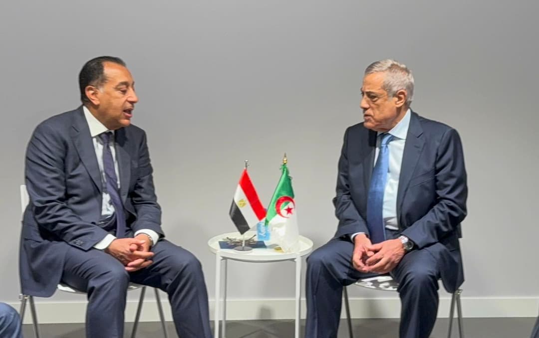 PM Nadir Larbaoui mantiene conversaciones con el PM de Egipto, Moustafa Madbouli, al margen de su participación en las actas de la 4ª Conferencia Internacional sobre la Financiación del Desarrollo (FfD4) en Sevilla