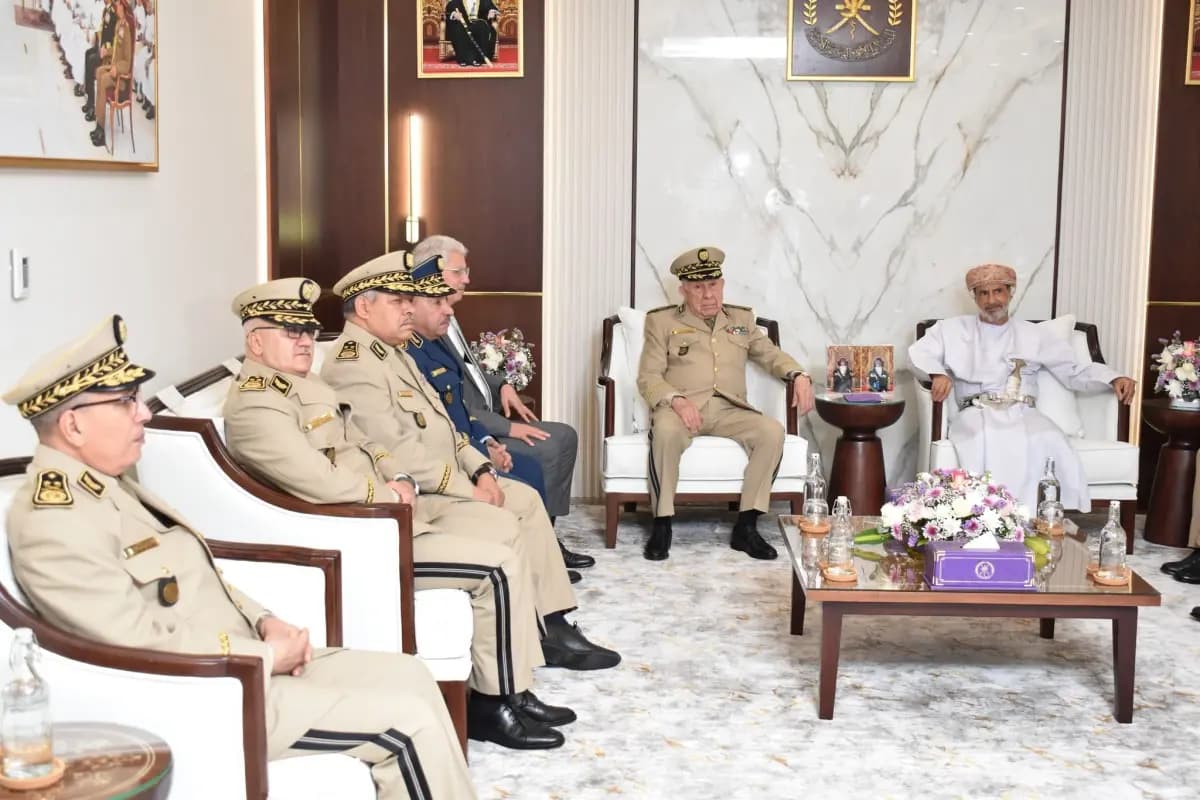 Chanegriha recibido por el General de Ejército, ministro de la Oficina Real de Omán