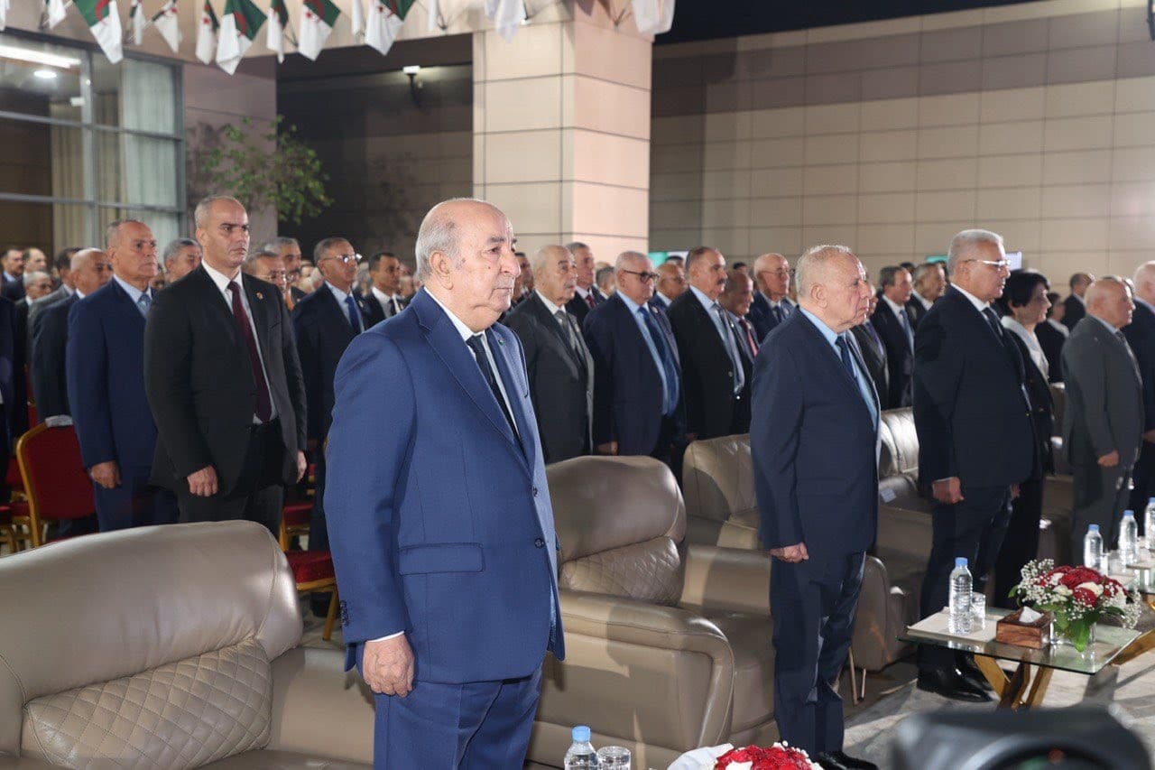 Presidente Tebboune preside una ceremonia en el Círculo Nacional del Ejército