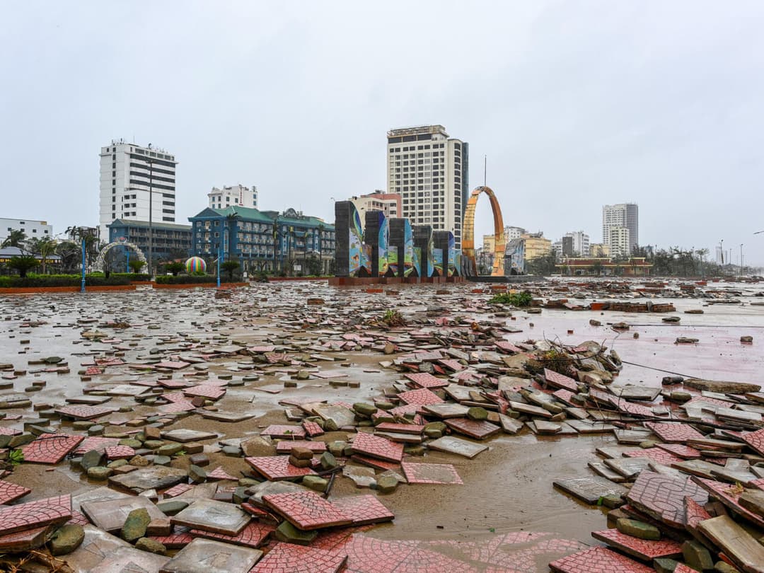 Daños en la playa de Cua Lo en la provincia vietnamita de Nghe An tras el paso del tifón Bualoi, el 29 de septiembre de 2025