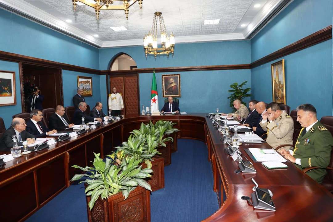 El presidente de la República, jefe supremo de las Fuerzas Armadas y ministro de Defensa Nacional, Abdelmadjid Tebboune, presidió el jueves una reunión del Alto Consejo de Seguridad