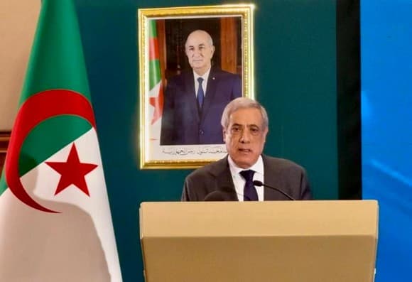 En su discurso de apertura de la ceremonia de celebración del Día Mundial de Lucha contra la Droga, Larbaoui subrayó "el gran interés que concede el presidente de la República a la lucha contra la droga y su firme compromiso de movilizar todas las fuerzas vivas de la sociedad para combatir este flagelo con eficacia y rigor".