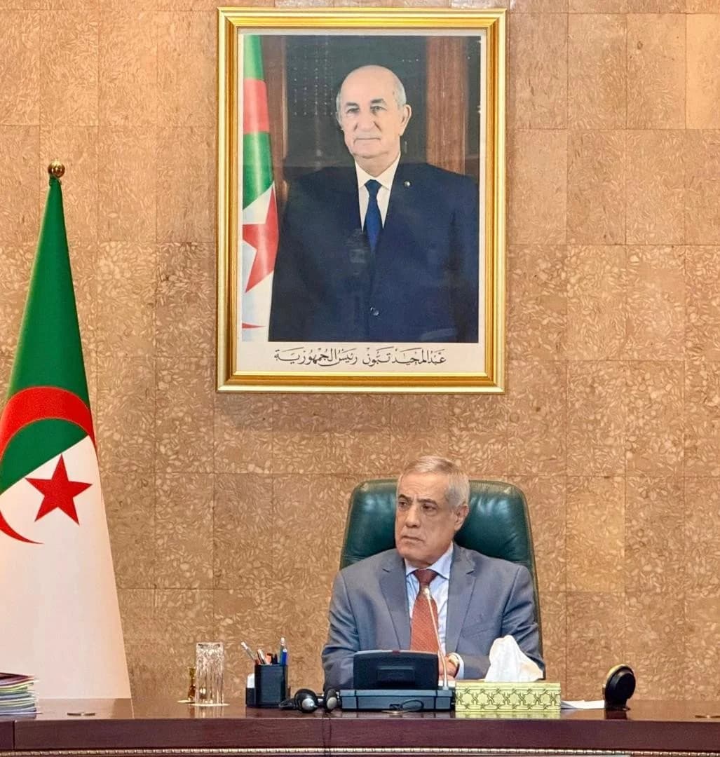 Nadir Larbaoui preside una reunión del Gobierno dedicada al seguimiento continuo de la ejecución de los grandes proyectos estructurales, así como al examen de varios expedientes relativos a distintos sectores