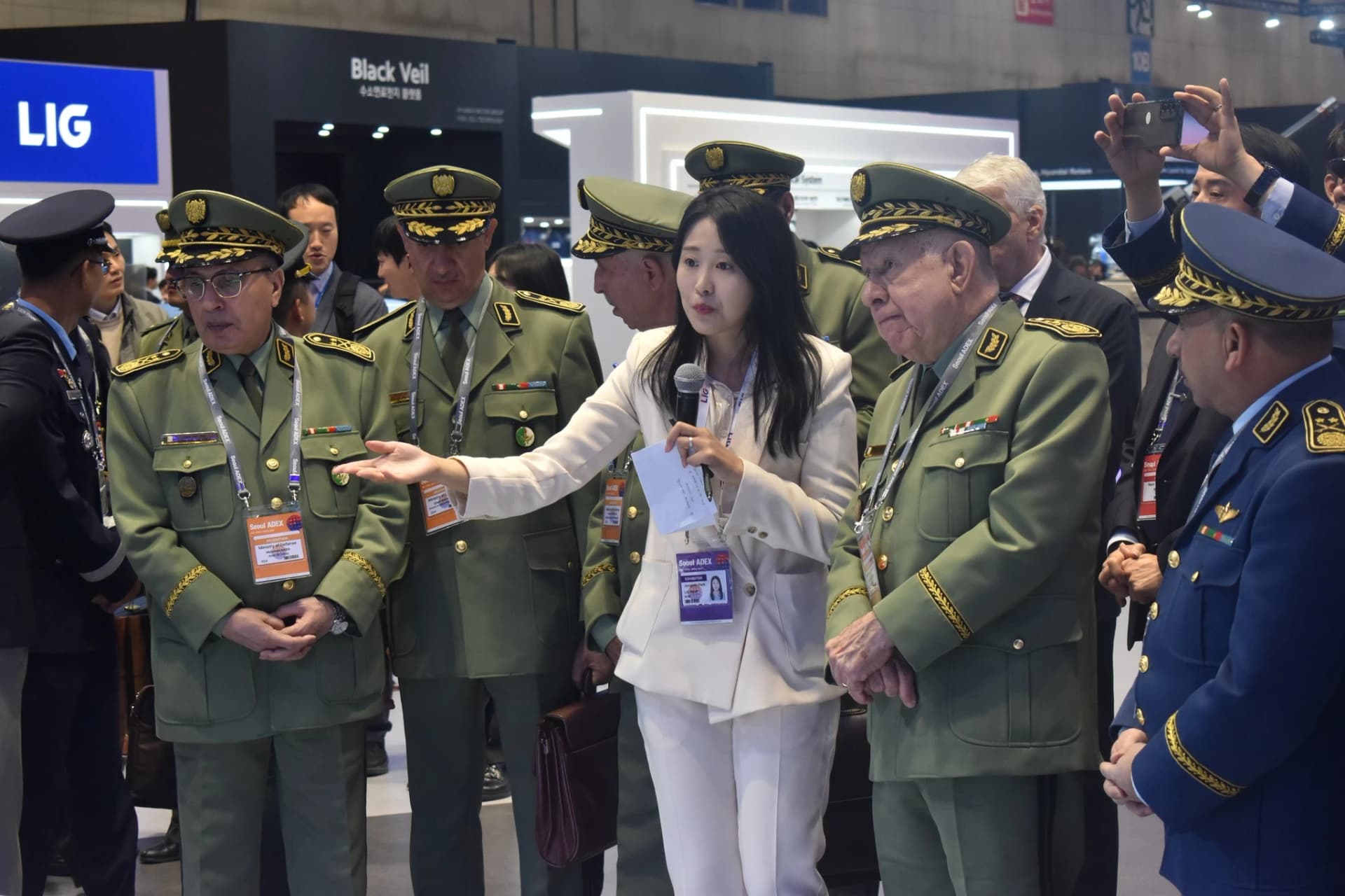 Chanegriha visita varios pabellones de la ADEX-2025 en la República de Corea