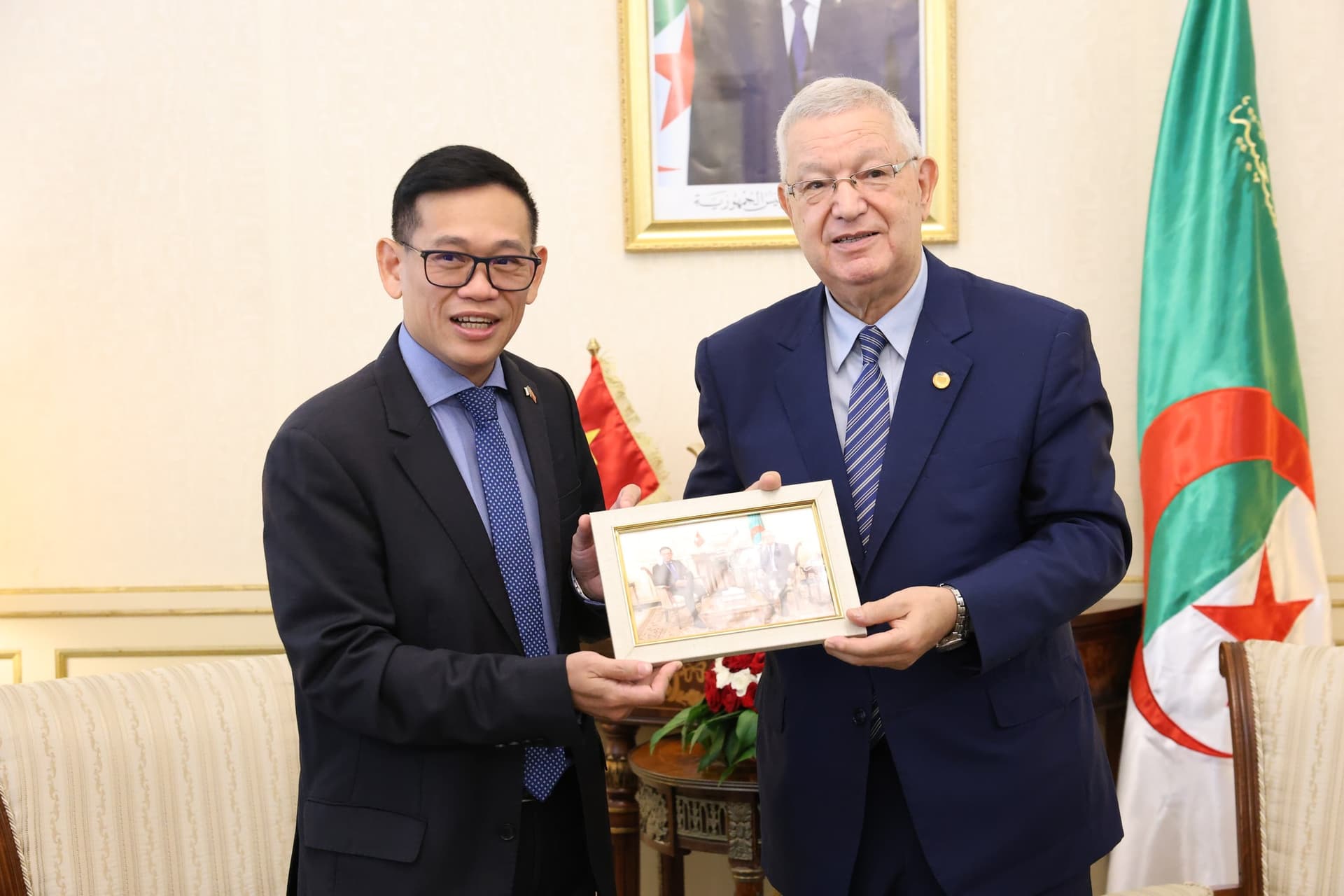 El presidente del Consejo de la Nación, Azouz Nasri, recibió al embajador de la República Socialista de Vietnam en Argelia, Tran Quoc Khanh.