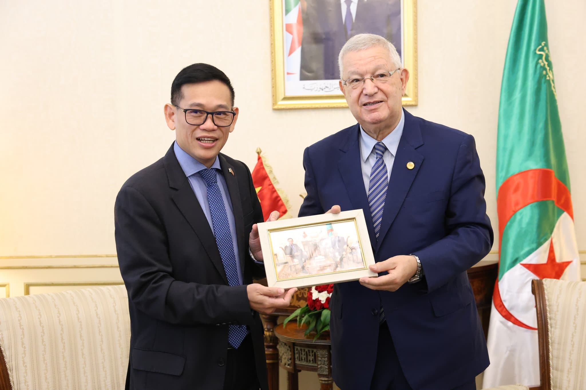 El presidente del Consejo de la Nación, Azouz Nasri, recibió al embajador de la República Socialista de Vietnam en Argelia, Tran Quoc Khanh.