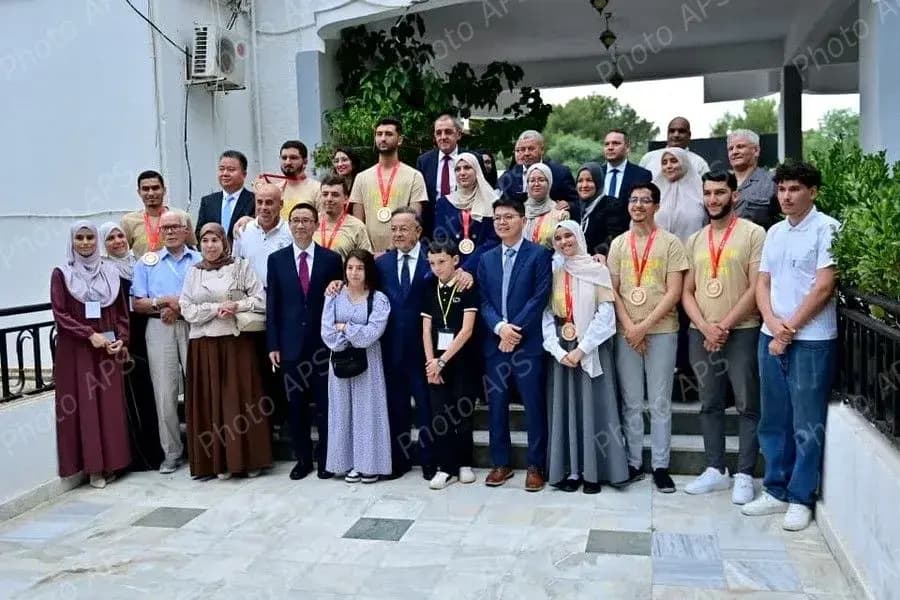 Baddari homenajea a los estudiantes argelinos vencedores del concurso mundial Huawei