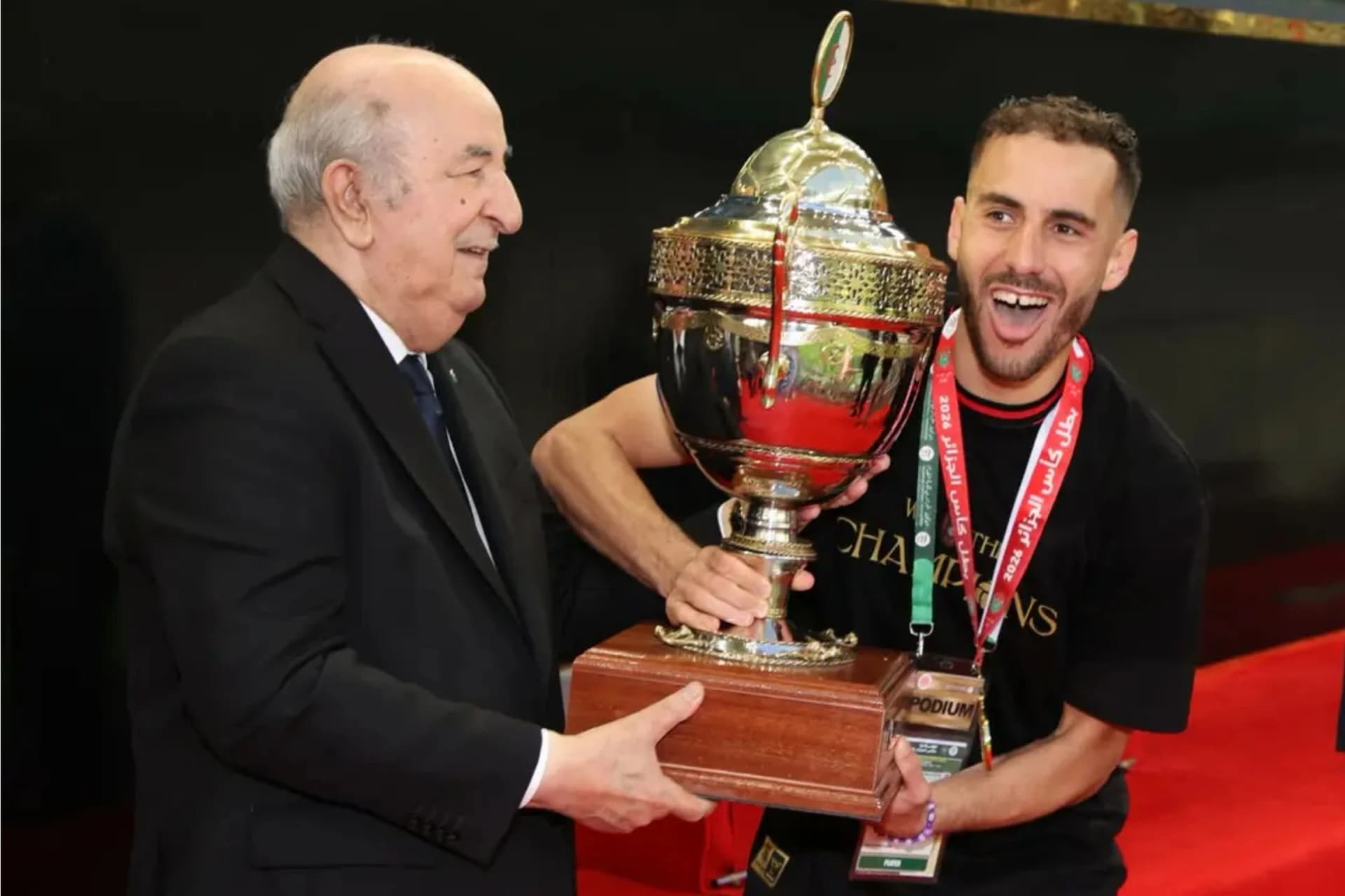 El presidente de la República entrega el trofeo de la Copa de Argelia de fútbol al capitán del USM Argel