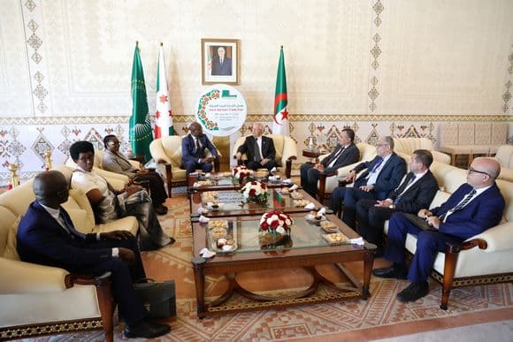 El presidente del Consejo de la Nación, Azouz Nasri con el primer ministro de Burundi, Nestor Ntahontuye