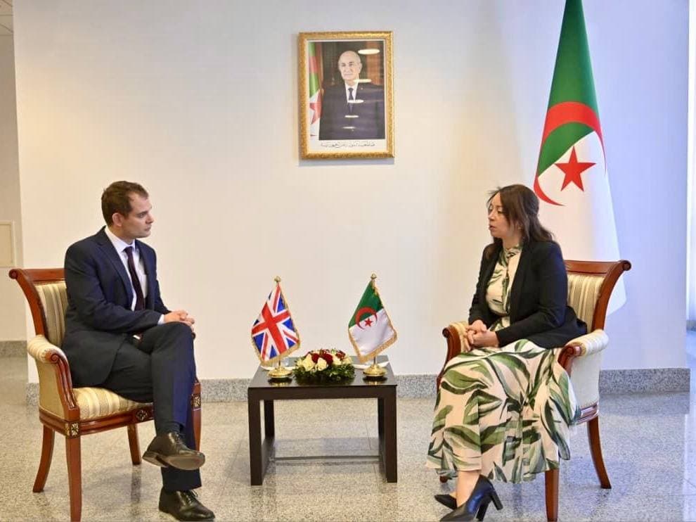 La secretaria de Estado ante el ministro de Asuntos Exteriores, encargada de Asuntos Africanos, Selma Bakhta Mansouri, y el subsecretario de Estado británico para Asuntos del Medio Oriente y África del Norte, Hamish Falconer